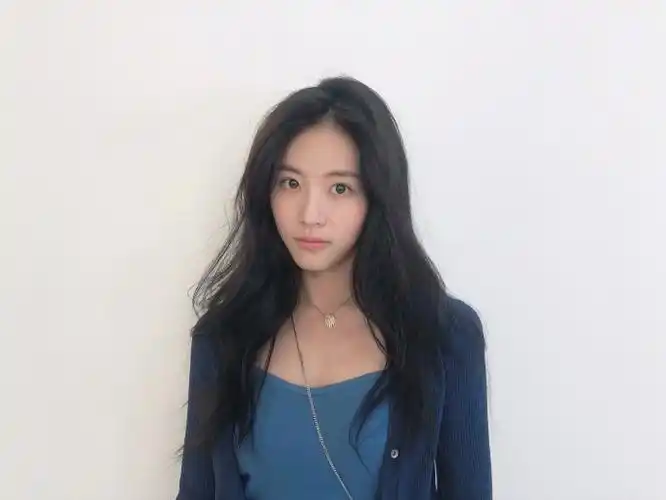 孙芮淡颜大片#@snh48-孙芮此前以慵懒长发搭配半素颜式淡妆参与派摄