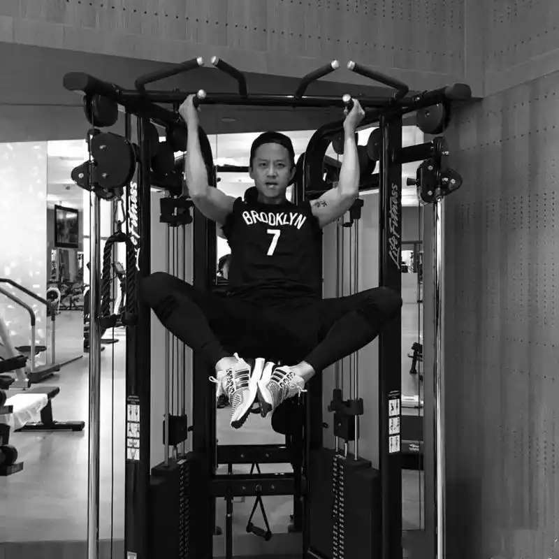 40岁邓超三分球,9投9中,体能和身材也不是盖的