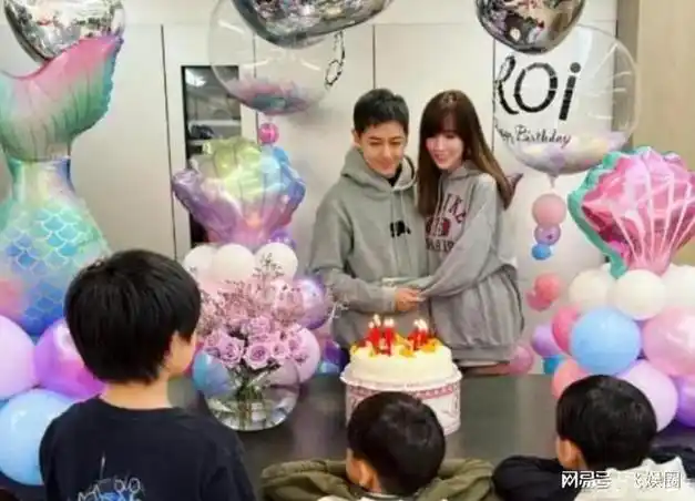 林志颖与妻子陈若仪携手亮相成团夜展现真实自我