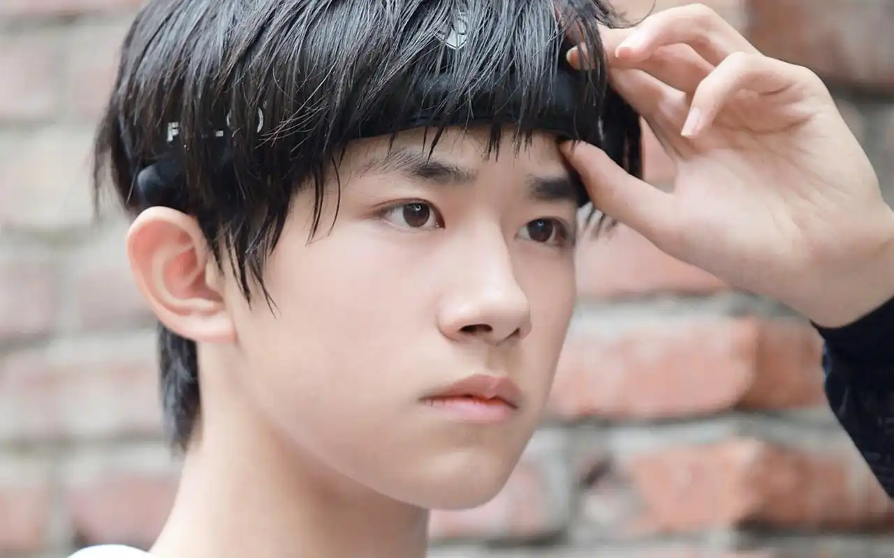 十年不是永远,但我却用每一个60秒守护你——易烊千玺 - 大课间-高中