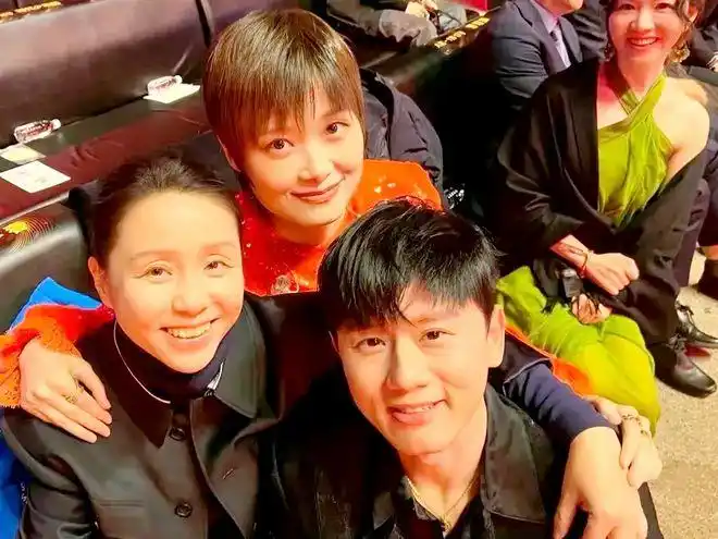 龙丹妮和李宇春张杰亲密合照放出笑得很用力眼角已堆满皱纹