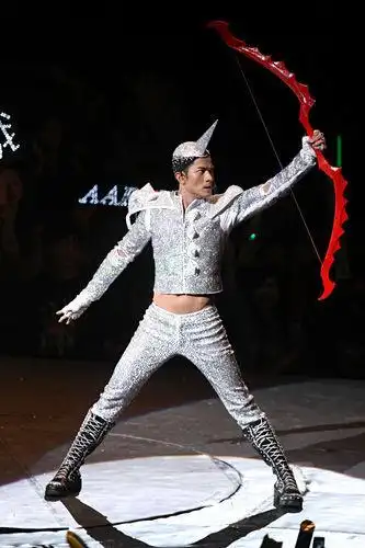 组图:明星"超级战警"装pk 有外星人有原始人(4)