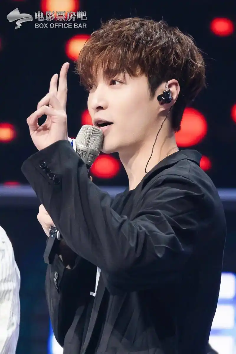 一头卷发的张艺兴简直太帅了.