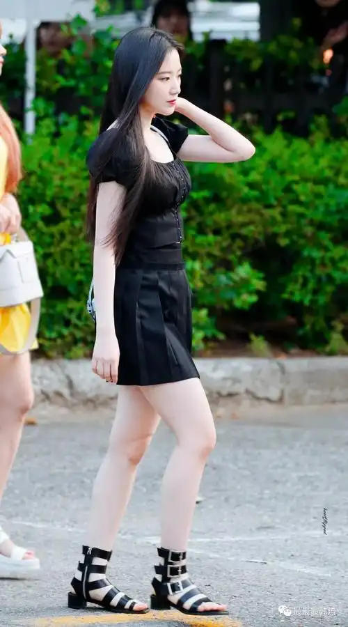 韩流照妖镜lisa时装周造型能打吗裴珠泫怎么穿着妈妈的针织衫