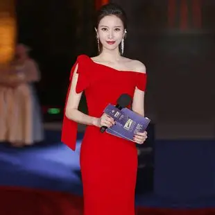 红色晚礼服裙女气质端庄大气高贵优雅高端年会宴会主持人独唱演唱