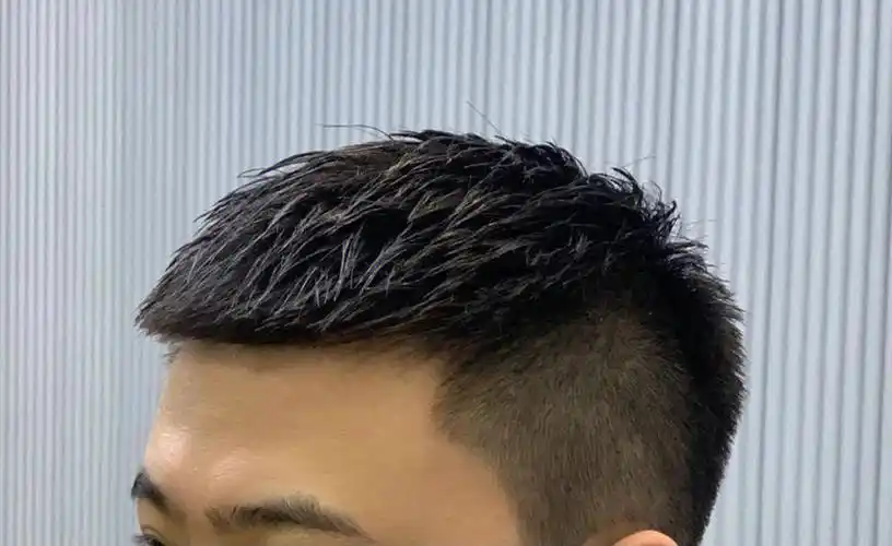 一款干净清爽阳光的男生短发发型栗子头