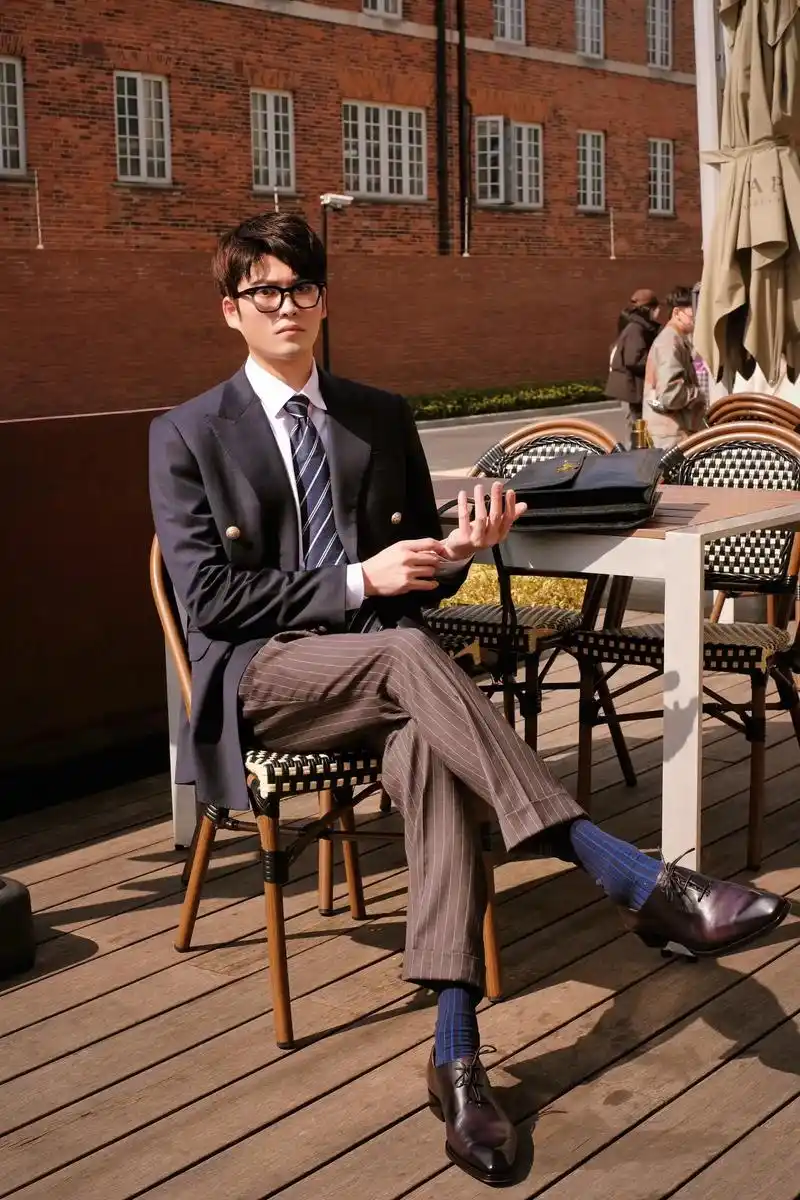 这样穿西装戴眼镜的男生是真的香啊