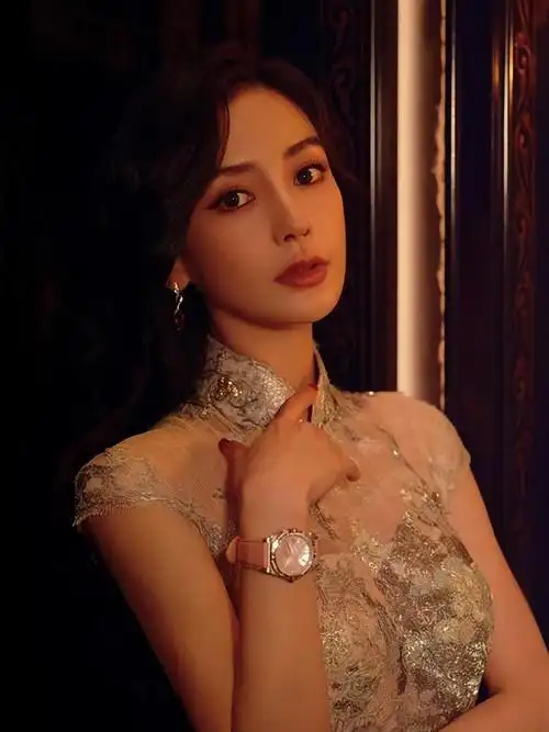 杨颖风波后首次现身时装周身穿旗袍彰显态度状态憔悴引热议