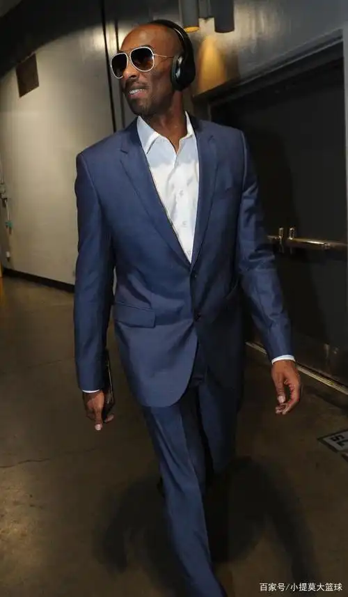 科比帅气西装照