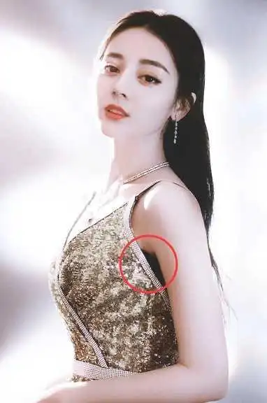 迪丽热巴穿吊带裙露出黑色内衣,一小动作看出是真的女汉子!