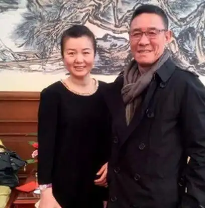 而杜志国的感情经历还是依旧不顺,一婚失败,二婚娶了女演员赵娜,但