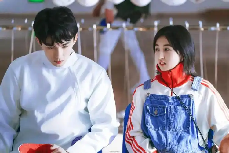 吴磊张子枫泳池戏路透夏天甜甜的感觉你在闹他在笑也太甜了吧