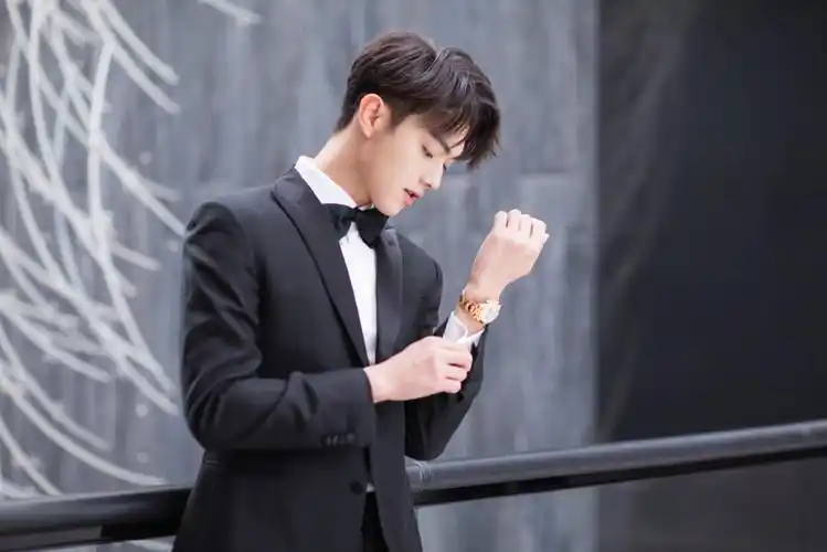 许凯儒雅绅士西装写真图片