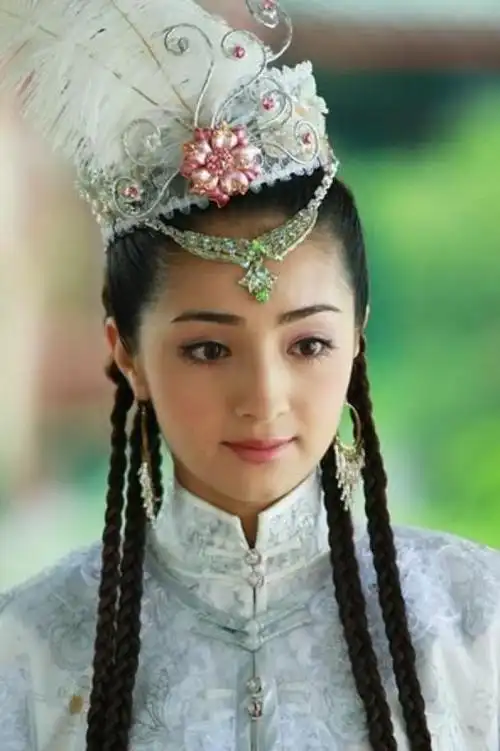 新版《还珠》中含香的扮演者麦迪娜,白色羽毛的少数民族公主装也是
