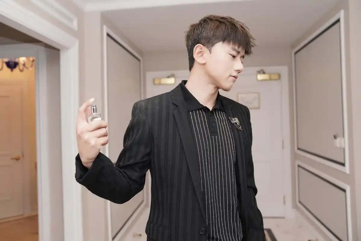 江苏卫视跨年演唱会正在进行中首次加盟江苏跨年的张杰,即将登场咯你