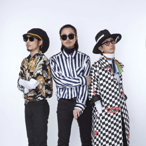 明星库 海龟先生地区:大陆 简介:中国内地摇滚乐队,由主唱李红旗,贝斯