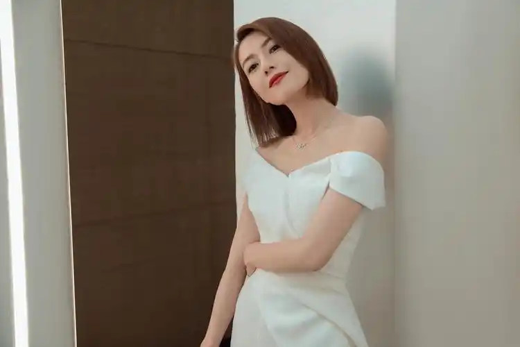 被高圆圆的写真美到了!棕色头发配白色"露肩"裙,尽显女神范儿