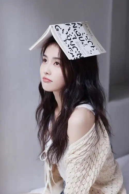 白鹿最新写真曝光长卷发披肩温婉可人