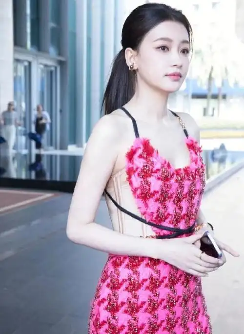 孙怡身材也太好了,红粉千鸟格裙配长靴性感动人,离婚后状态更佳|裙装