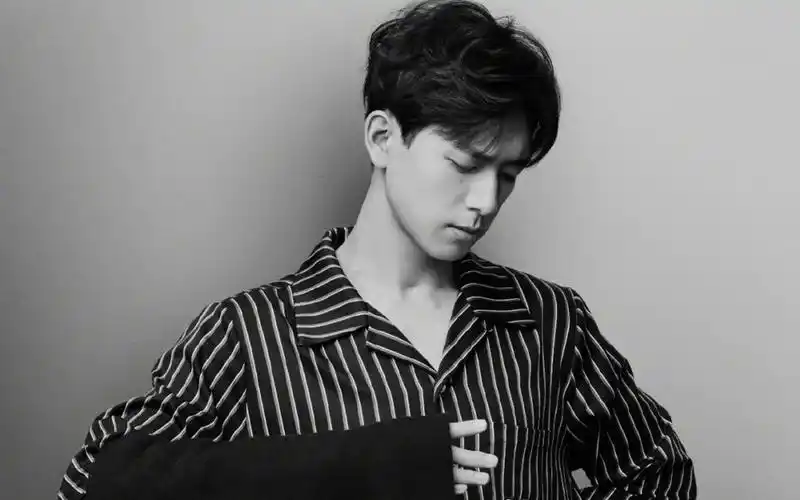 李现搞怪帅气写真桌面壁纸