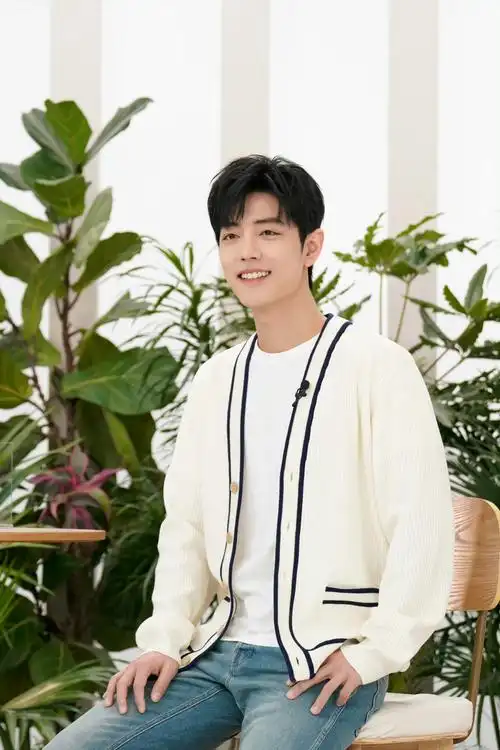 肖战身着白色衬衫清爽帅气清新男孩温暖笑容格外美好