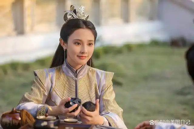 近日,彭小苒继《东宫》,《君九龄》之后的又一古装力作《星河长明》在