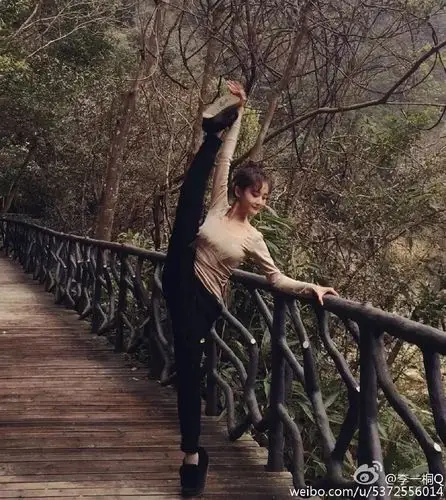 倍儿享瘦跟李一桐做户外瑜伽