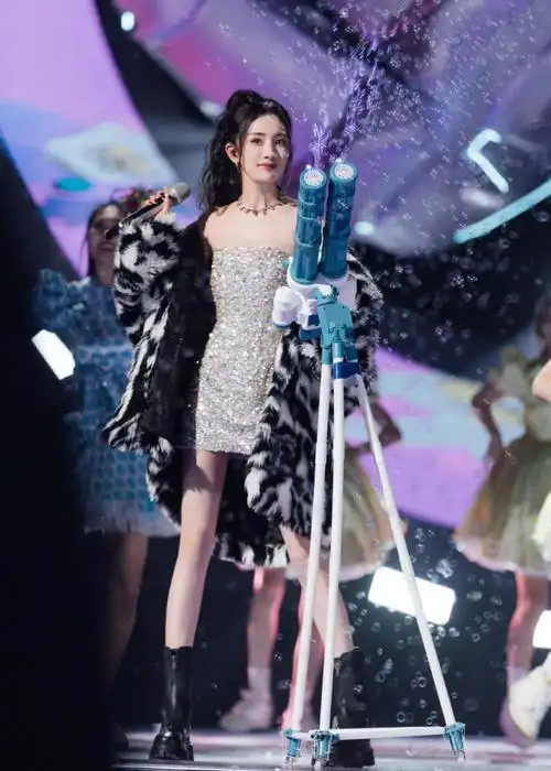 杨幂超话送上今日份限定 "甜美系rocker"@杨幂的舞台现场图78天地