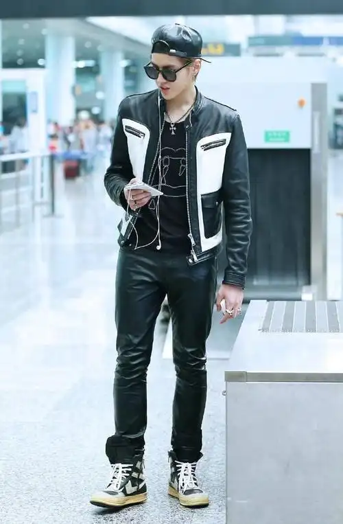 exo-吴亦凡(kris),黑白拼色皮夹克 黑色印花t恤 黑色皮裤 黑白高帮