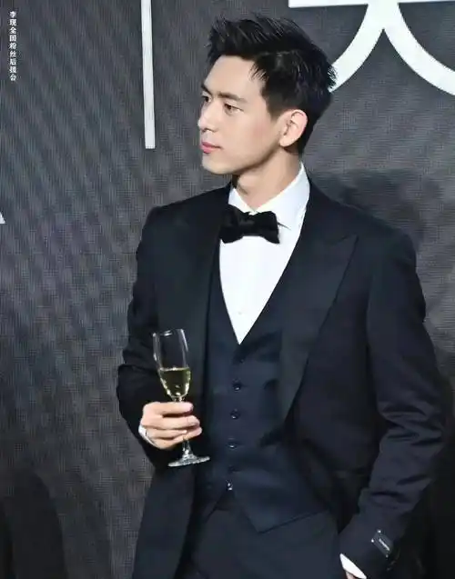 男明星太适合"短鬓角":肖战李现干净帅气,王俊凯少年感十足