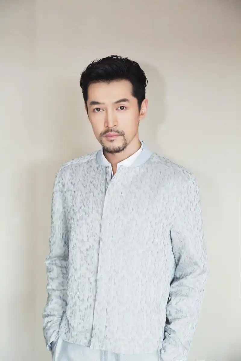 胡歌身穿休闲装胡子造型亮相尽显成熟稳重气质