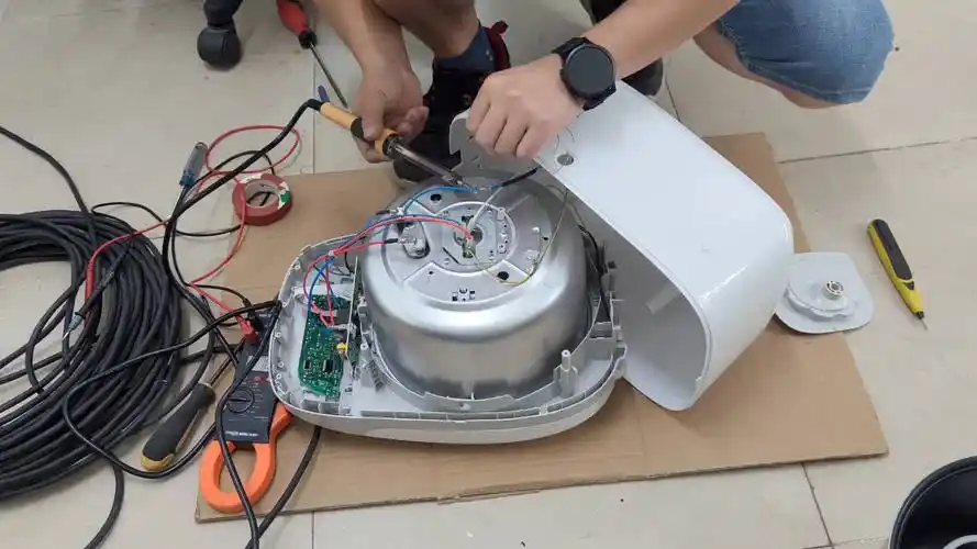 电饭煲不通电就这样烧了吗?看电工师傅是怎么维修的?
