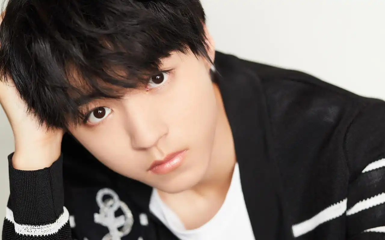 最新王俊凯时尚写真壁纸超帅气的偶像小凯