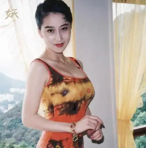 李连杰夫人利智罕见亮相,58岁肤色光滑细腻,气质温婉风采依旧