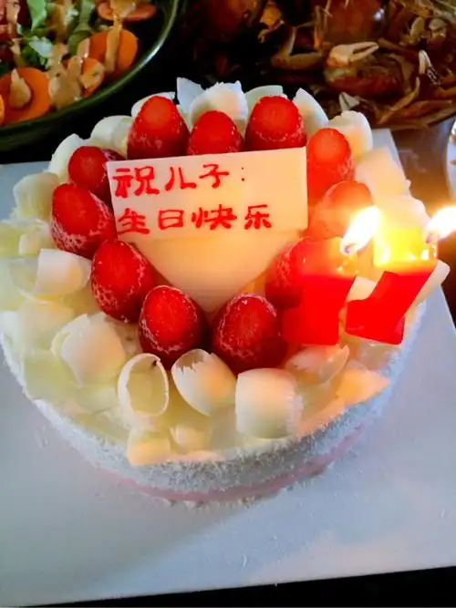 今年是儿子11岁的生日 买了他最爱的冰淇淋巧克力蛋糕