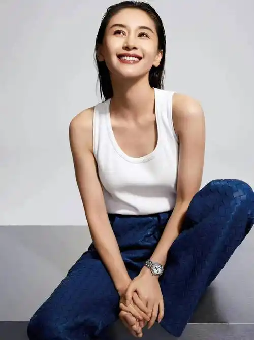 王子文恢复单身后烫了泡面头,穿t恤 小白裤亮相,38岁美出新高度