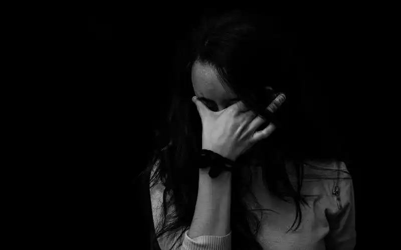 孤独伤心哭泣的女孩