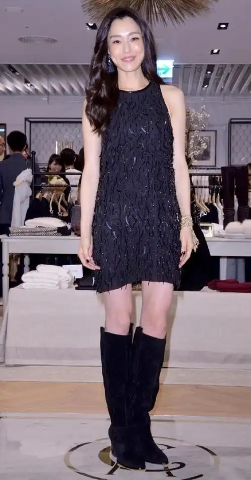 范玮琪太有魅力了,一袭小黑裙配她1米71身材咋看咋美,我酸了