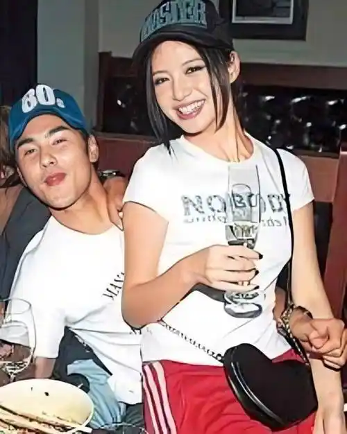 60岁妈妈离婚,刚翻红母亲就去世,4年痛失三位亲人_刘品言_因为_贺军翔