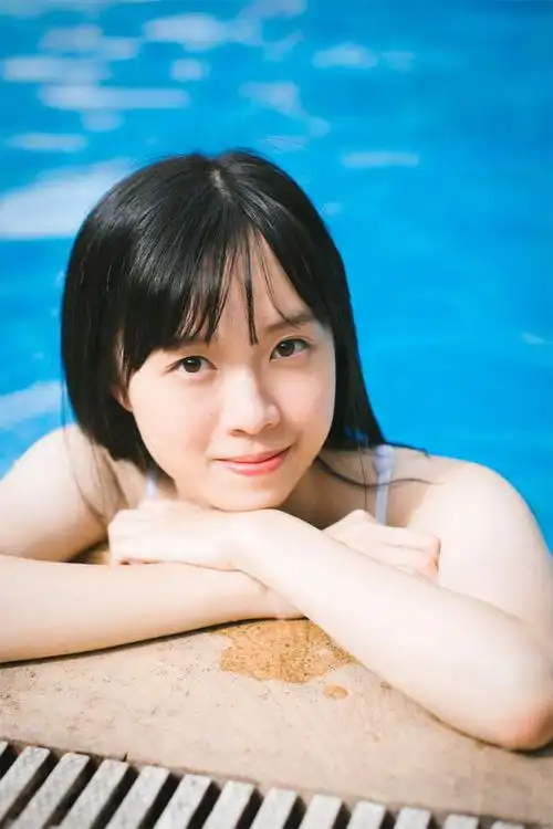 性感死库水长发美女泳池湿身诱惑写真图片