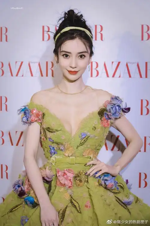 芭莎慈善夜明星红毯生图#angelababy身穿eliesaab2021秋冬高定出席