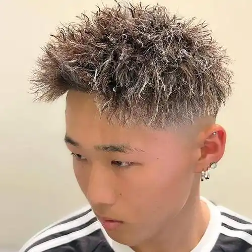 年轻男生的最爱发型,周边铲短头顶小波纹烫发,想不帅都难