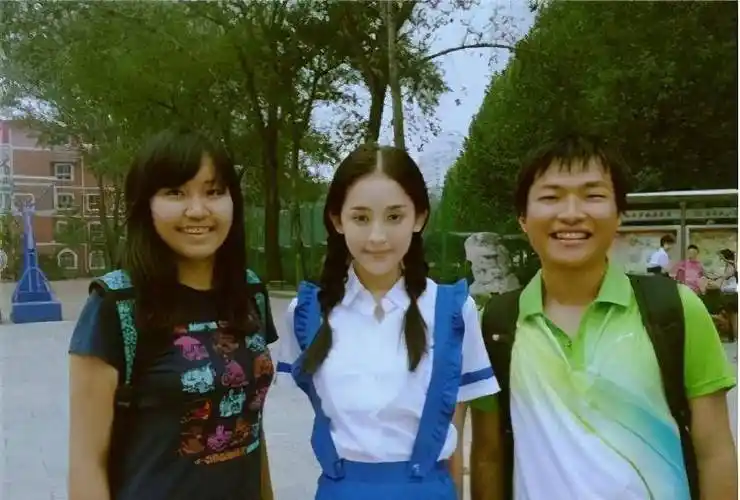 古力娜扎那时候气场弱了不少,看起来就是一脸单纯样,现在就是感觉长大