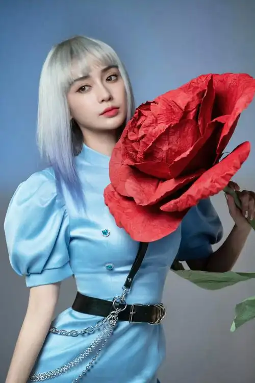 angelababy二月行程图来了蓝白渐变发色好酷