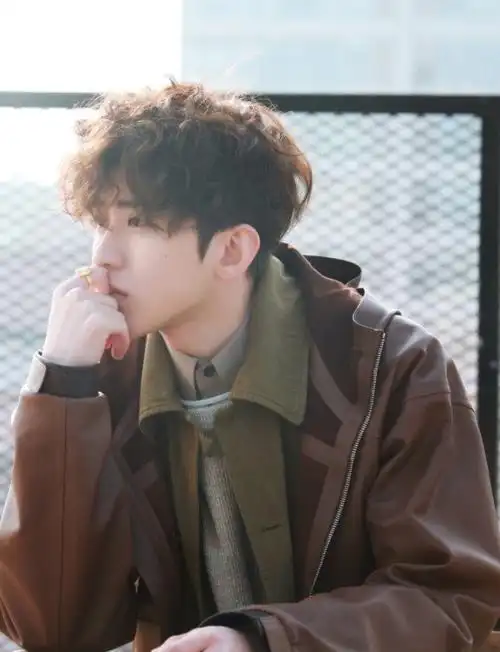 形象遭全网批评蔡徐坤却换了个泰迪卷发型继续卖萌扮可爱