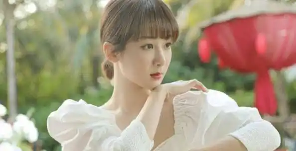 家有儿女的收视率也一路扑街,但对杨紫的考验才刚刚开始,发福青春痘