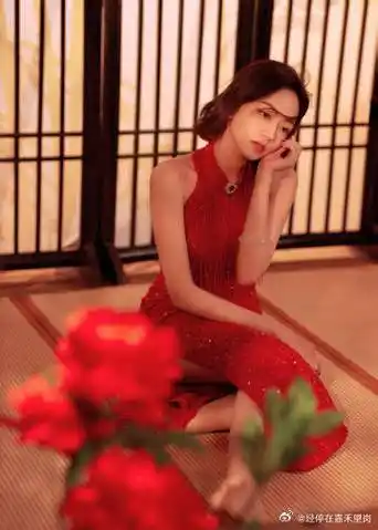 刘惜君新中式红裙