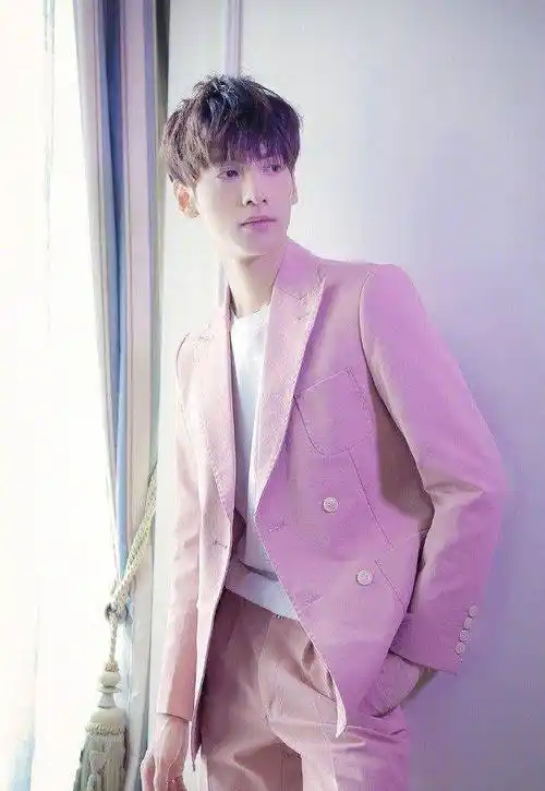 谁说男生不能穿粉红色男星粉色西装李现优雅肖战可爱