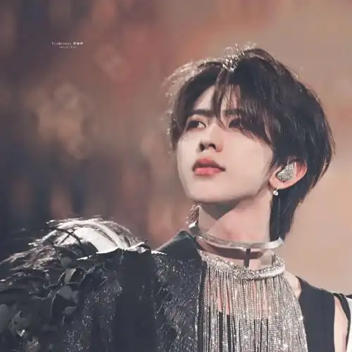 蔡徐坤舞台照出圈图