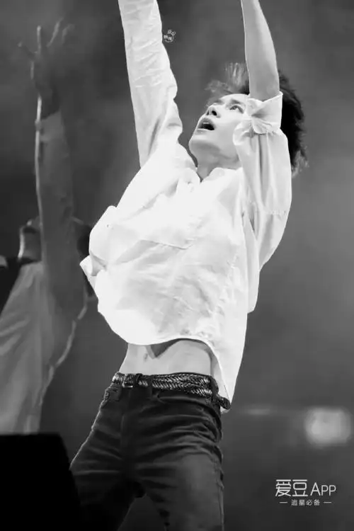 易烊千玺挑战三大社,国产爱豆实力舞蹈担当!